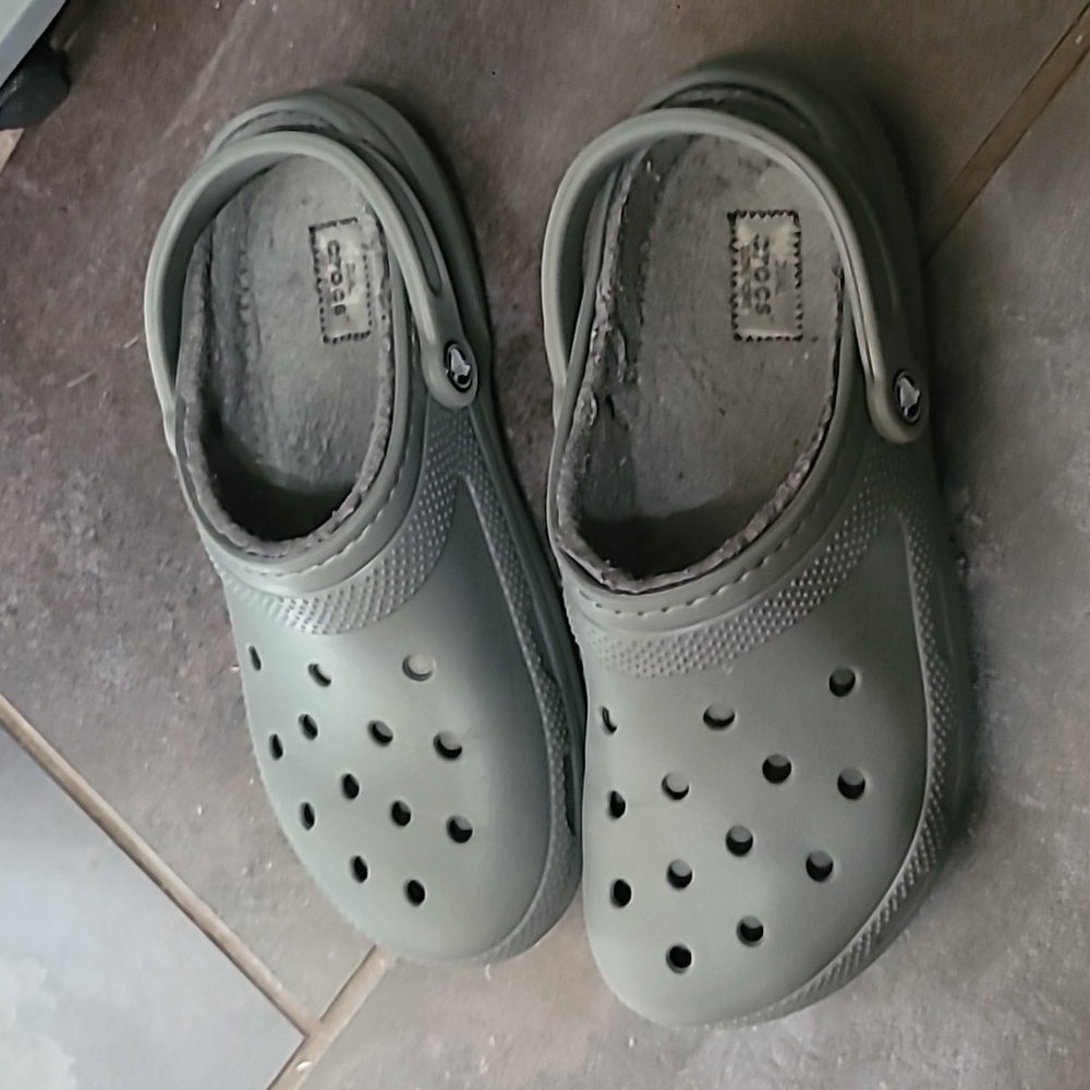 Classic Crocs Lined Fuzzy Warm Grey Charcoal Size 8 Women & 10 men's Slip Ons - Picture 2 of 7